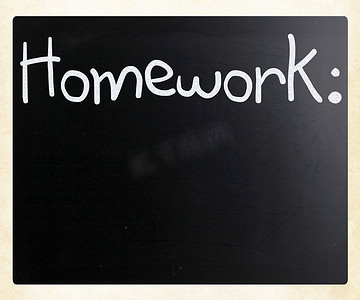 “家庭作业”在黑板上用白色粉笔手写