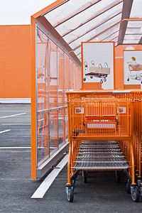橙色商城摄影照片_橙色购物车停车场