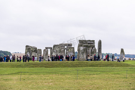 巨石阵，威尔特郡，英国 - 8 月 17 日： 游客排队