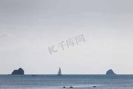甲米泰国 12.16.2015 望着大海与地平线上的帆船
