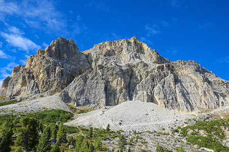 美好的夏天风景、意想不到的高山通行证和高山、白云岩、意大利、欧洲。