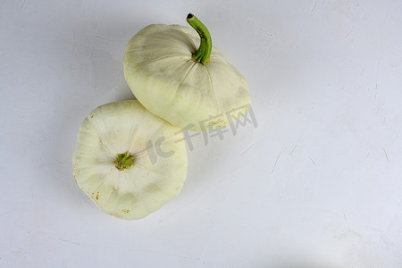 pattypan 南瓜或孤立在白色背景上的 patisson。