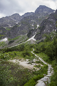 李白行路难其一摄影照片_阿尔卑斯山湖附近的徒步旅行路。