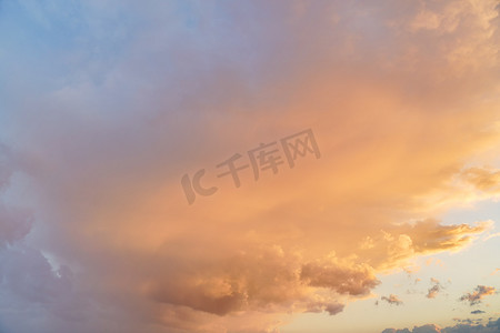 粉色云彩背景摄影照片_日落之后的橙色粉红色夜空 — 下午的云彩背景