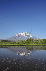 日本风情摄影照片_岩手山和田园风光