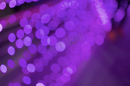 线条紫摄影照片_散焦的闪光或紫色散景圆作为线条背景