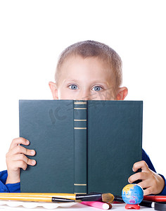 书籍封面儿童摄影照片_男孩读一本书