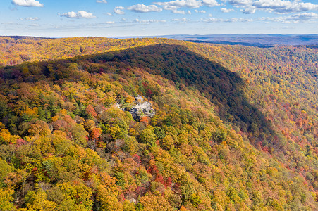 Coopers Rock 州立公园俯瞰着西弗吉尼亚州的 Cheat River，秋天的色彩