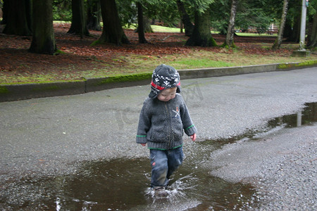 男孩踩着水坑