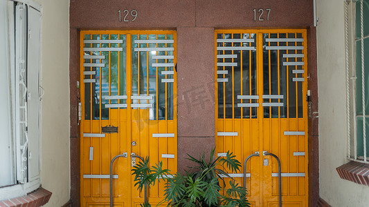127摄影照片_色彩缤纷的墨西哥城一栋公寓楼的 129 号和 127 号