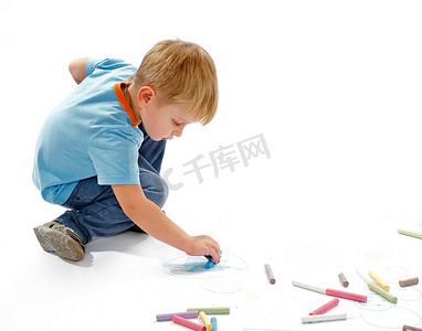 男孩用粉笔画