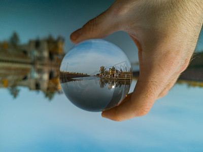 水晶状摄影照片_水晶玻璃状透镜球中反映的旧城港口
