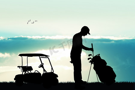 游戏娱乐摄影照片_夕阳下打高尔夫球的男人