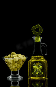 玻璃容器中的橄榄和油。