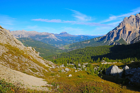 美好的夏天风景、意想不到的高山通行证和高山、白云岩、意大利、欧洲。