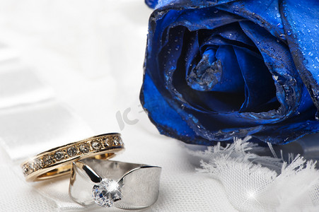 一朵蓝玫瑰和结婚戒指