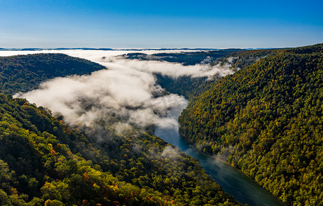 西弗吉尼亚州 Coopers Rock 州立公园上游 Cheat River 的狭窄峡谷，秋色