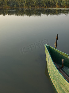 芦苇灯摄影照片_木船和芦苇
