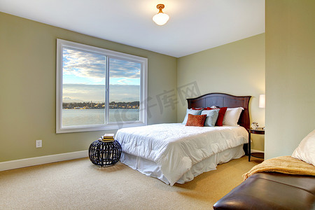 卧室门摄影照片_有白色床和水景的绿色大卧室。