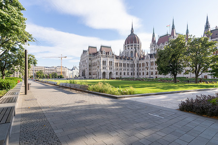 匈牙利议会大厦和公园在夏季阳光明媚的日子里从后面停放，在匈牙利布达佩斯的角度来看。
