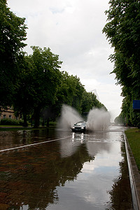 雨水淹没城市街道后