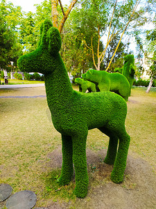 公园里的绿色人造毛皮鹿形象。