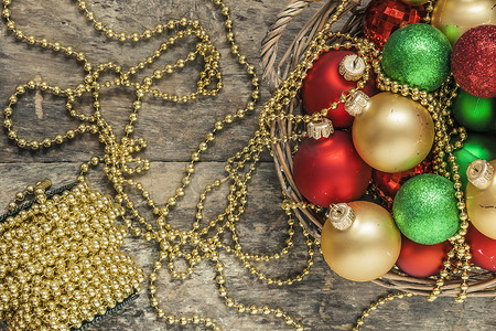 圣诞红摄影照片_圣诞球红、金、绿、珠子放在木篮里