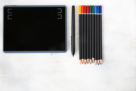 选择样式摄影照片_在白色背景上绘图和绘画平板电脑和样式钢笔和铅笔