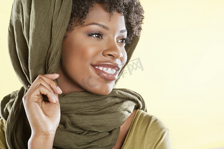 头戴披肩的快乐非洲裔美国女人望向别处