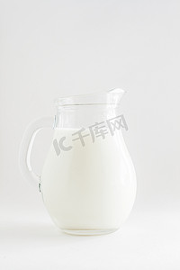 白色背景中全透明的牛奶罐