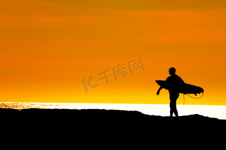 海滩之旅摄影照片_冲浪者出海享受日落之旅