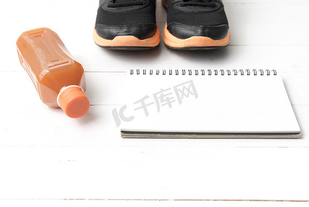 跑鞋、橙汁和记事本