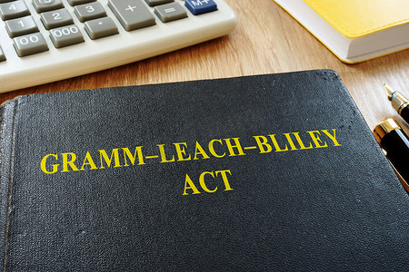 Gramm-Leach-Bliley 法案 (GLBA) 或金融服务现代化法案。