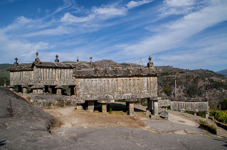 葡萄牙北部 Soajo 附近古老的典型花岗岩粮仓。