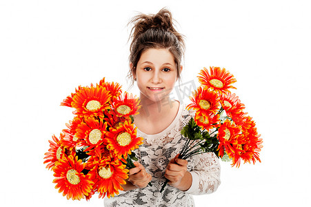 十几岁的女孩拿着两束假花。