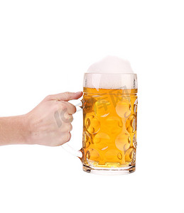 手拿着大杯子用金啤酒。
