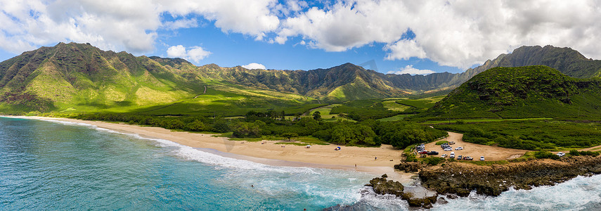 夏威夷图摄影照片_瓦胡岛西海岸的 Makua 海滩和山谷在海洋上空拍摄