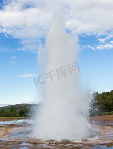 geysir摄影照片_冰岛 Geysir 地区的 Strokkur 喷发