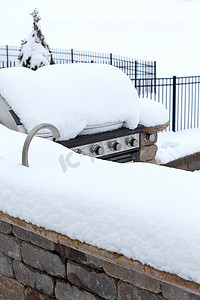 寒冬建筑摄影照片_户外厨房里的烧烤被埋在冬雪之下