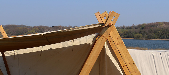 蓝天前用木头和布料制成的旧维京人帐篷