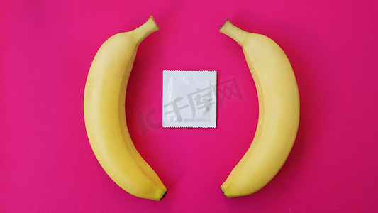 艾滋病预防摄影照片_避孕套和两个香蕉一起，避孕的概念和预防