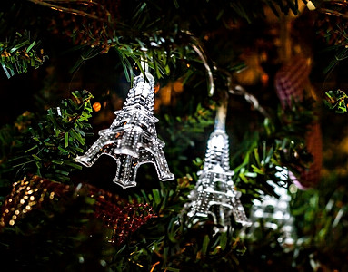 埃菲尔铁塔圣诞树上的圣诞花环