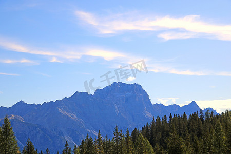 美好的夏天风景、意想不到的高山通行证和高山、白云岩、意大利、欧洲。