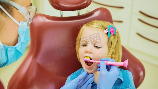 牙医办公室的小病人