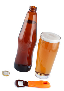 瓶装啤酒，带开瓶器和玻璃。