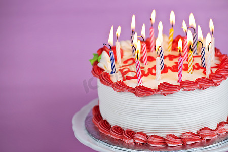 点着蜡烛的生日蛋糕