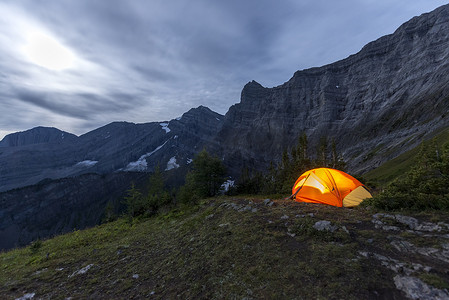 共赴山海摄影照片_在山脊线上露营的照明帐篷