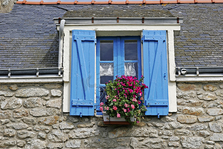 Plouharnel，带蓝色窗户的房子，布列塔尼