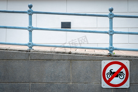 RO下隧道前安装摩托车禁止进入标志