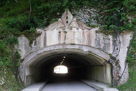 山下的隧道有一个美丽的雕刻拱门。